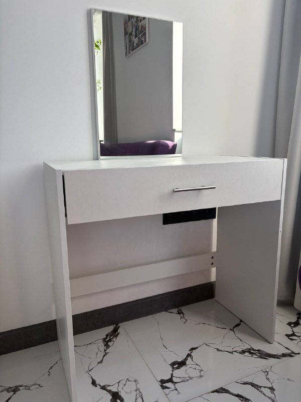 Столик для макияжа