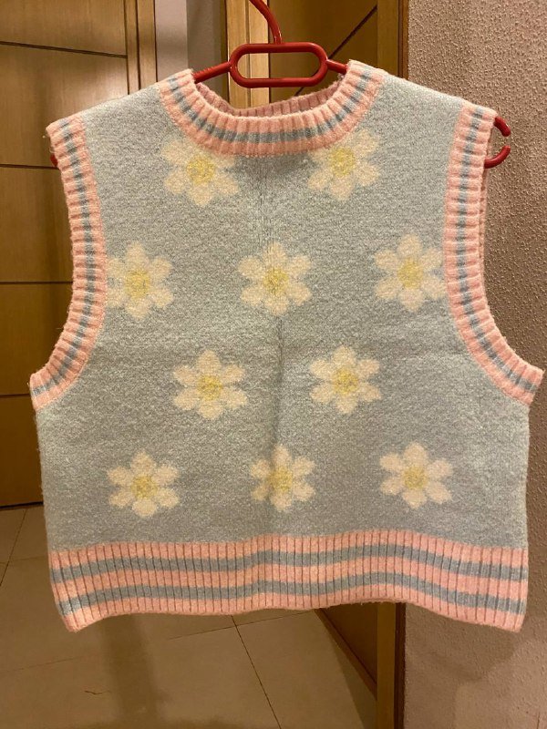 Вязанная жилетка, вязаный топ, рубашка цветочек и желтая в горошек, свитер новогодний, юбки черная и теплая шерстяная