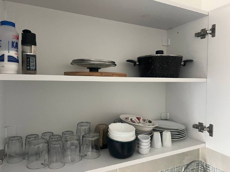 Чайник, раковина с краном, сушка для посуды, посуда, телевизор, диван, стол, стул, столик, кровать, шкаф, раковина и зеркало 4