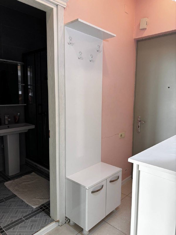 Коричневый комод, шкаф, тумбочки, кровать, зеркало, обувница, вешалка 9