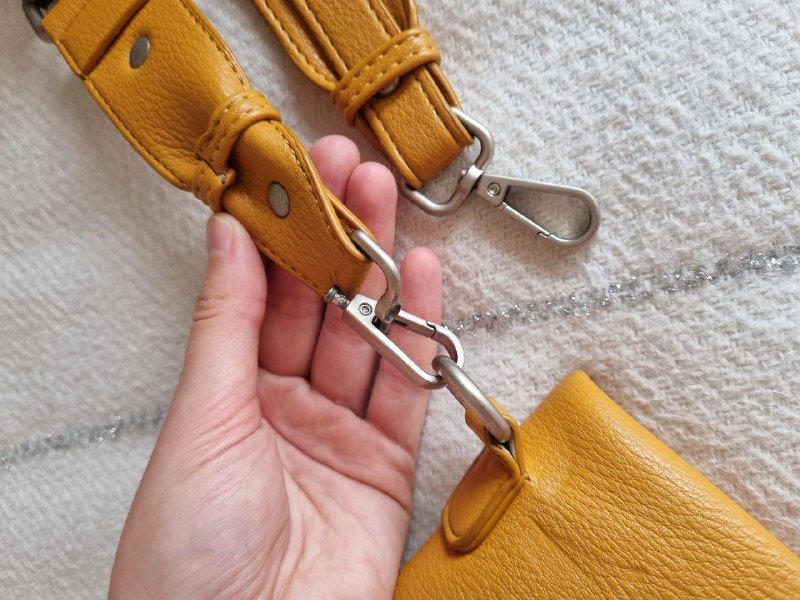 Черная сумка с металлическими элементами, Желто-рыжая сумка с булавкой 10