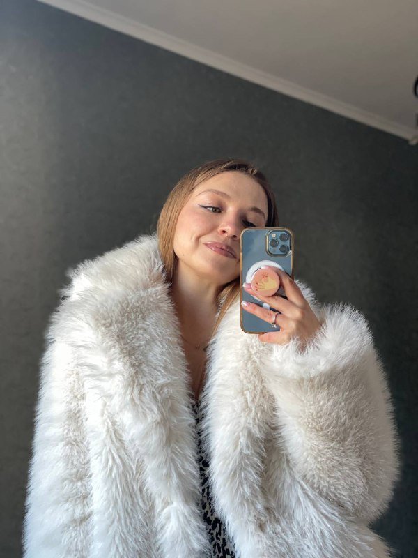 Шуба из искусственного меха белая bershka s-m 3