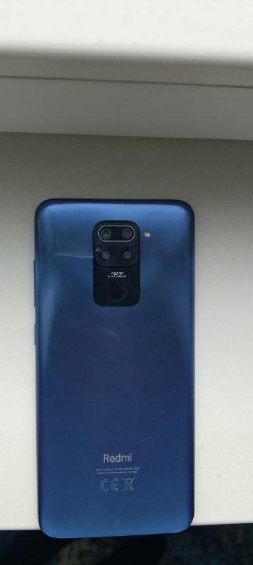 Смартфон Xiaomi с трещиной на экране