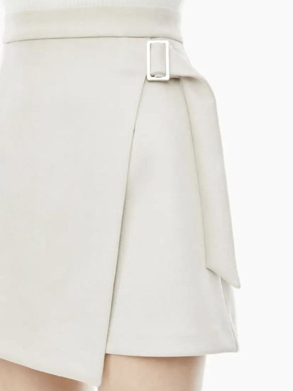 Молочная асимметричная юбка-трапеция из искусственной замши 4