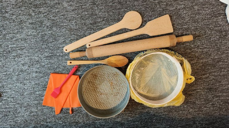 Скалка, деревянные ложки, разборная форма для выпечки, сито, кондитерский мешок, кисточка, чеснокодавка, половник 2