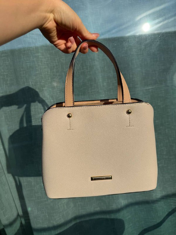 Женская сумочка бежевого цвета с поясом