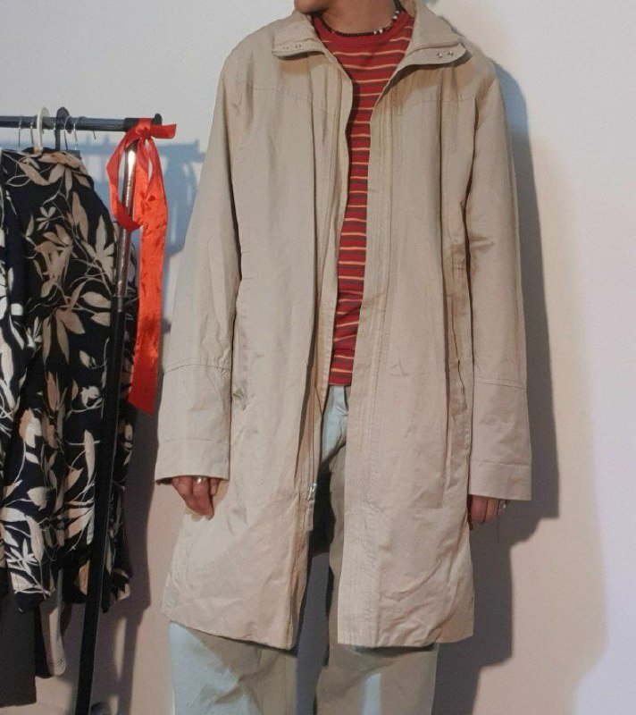 Плащ бежевый, куртка мужская чёрная, оранжевая куртка со светоотражающими вставками