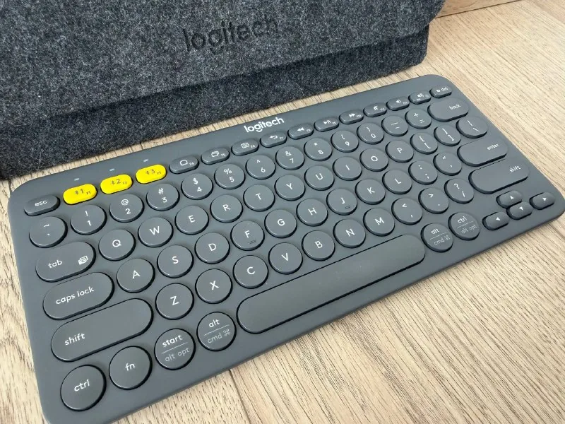 Logitech K380 wireless Bluetooth keyboard with case 1