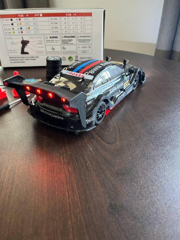 Машинка на радиоуправлении с комплектом колёс и конусами 3