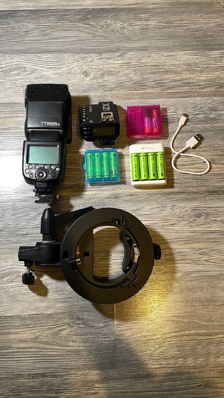 Вспышка Godox TT685s, синхронизатор Godox X2TS, аккумуляторы, держатель