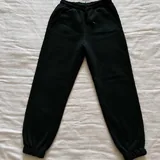 Рубашка Uniqlo, льняное платье-халат, топ Uniqlo, худи Ellesse, свитшот Puma, спортивные штаны 6