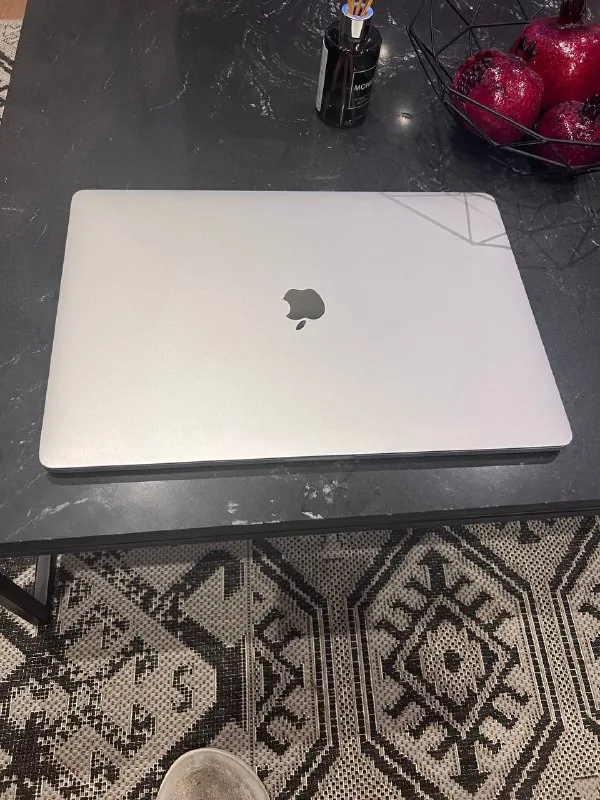 ორი MacBook 16 Pro და 13 1