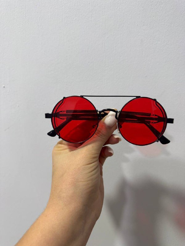 Очки с красными круглыми линзами