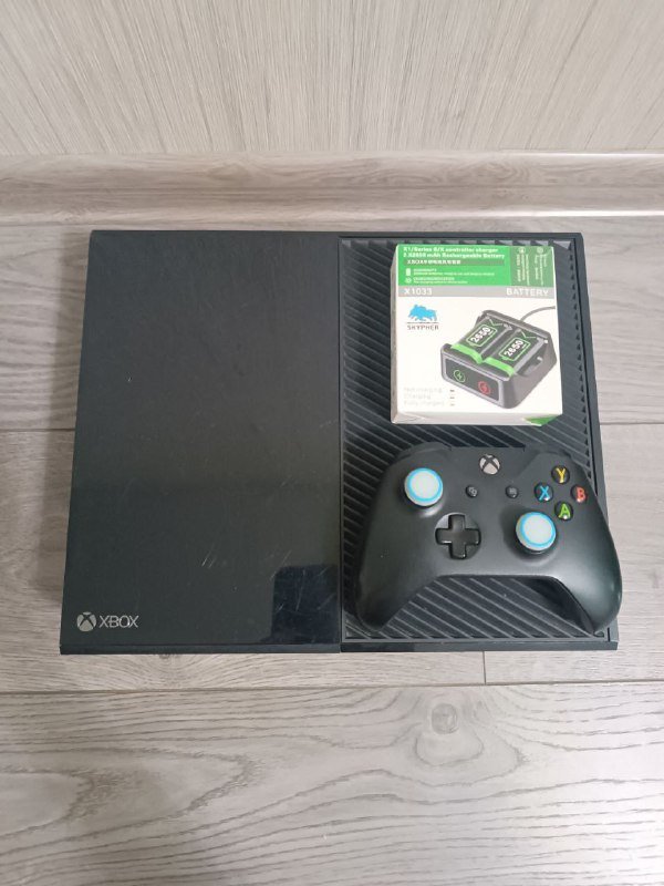 Xbox One Fat, геймпад, зарядка, диск Assassins Creed Unity