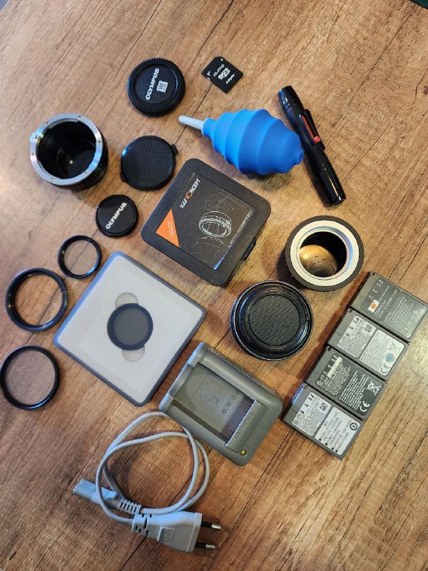 Olympus OM-D E-M 10 MARK I camera with accessories 3