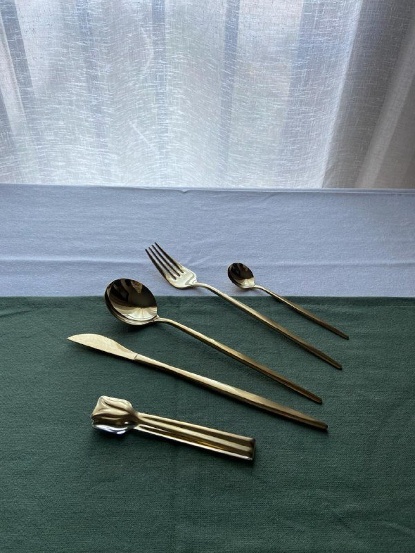 Набор золотистых столовых приборов на 6 персон 2