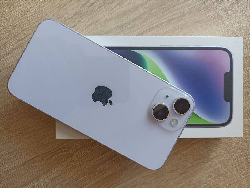 iPhone 14 с зарядкой