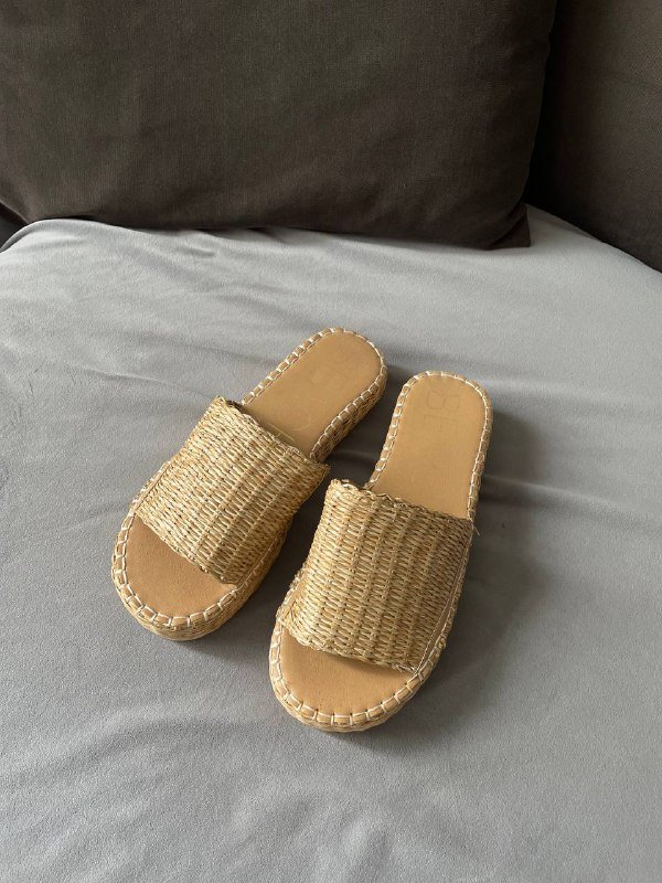 наушники, беспроводная зарядка, джинсы, штаны, кроссовки, шлепки, серебряный браслет 7