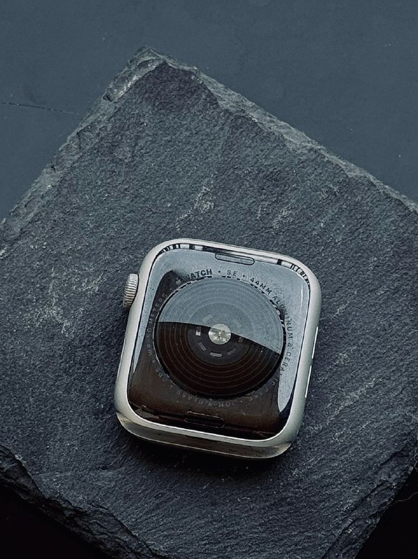 Apple Watch SE 44мм, новый ремешок, зарядный провод 3