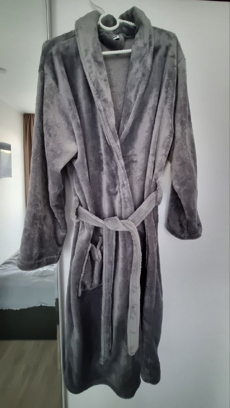 Халат, мочалки, стеклянные бутылочки, переноска для кошек, домик-когтеточка