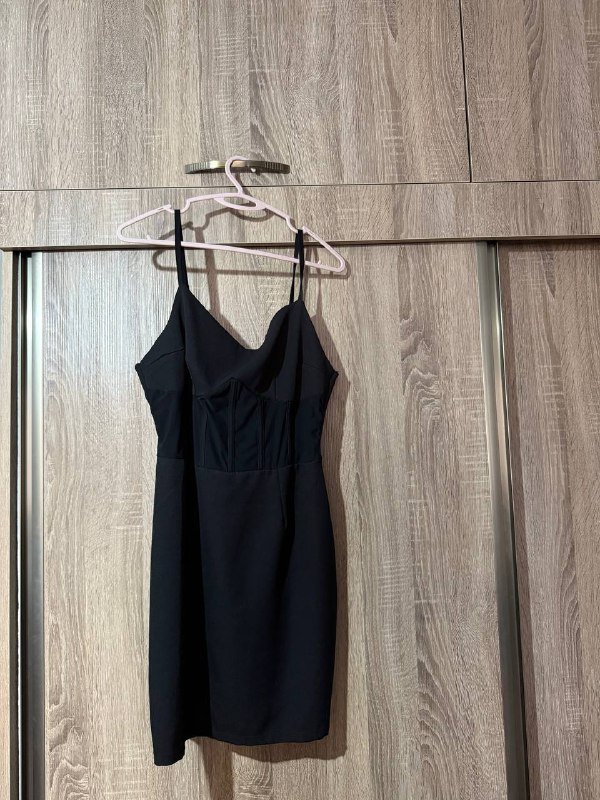 черное платье, розовое платье