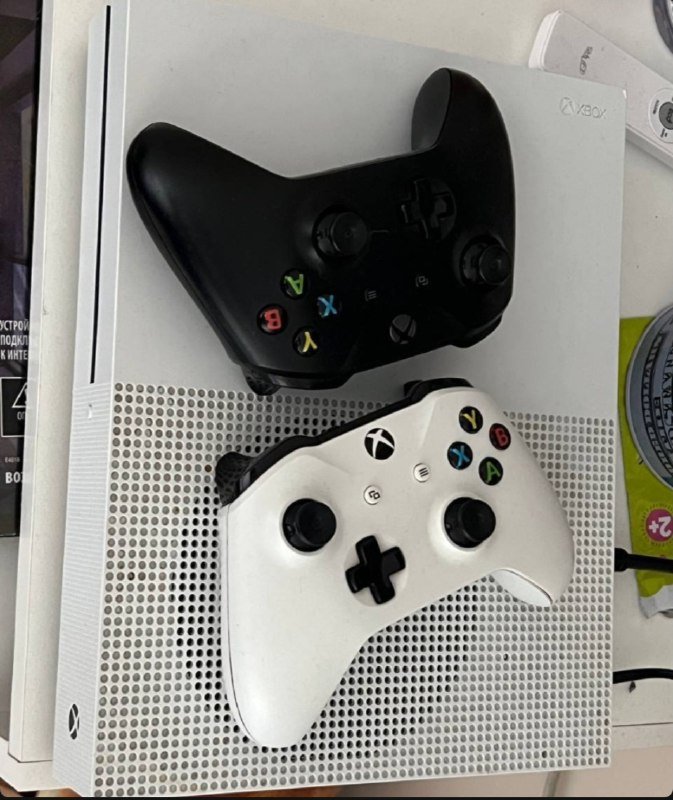 Xbox One S с 2 джойстиками и играми GTA 5, FIFA