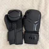 Щитки Venum и боксёрские перчатки VELO 1
