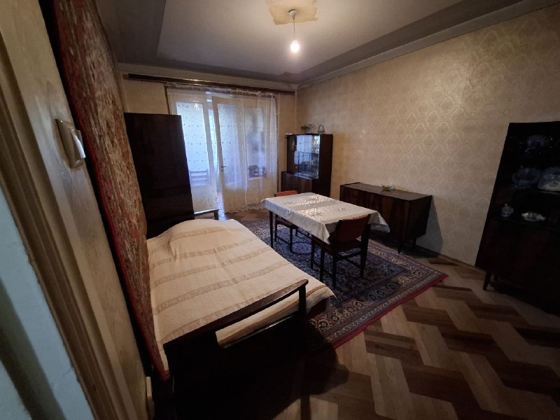 Диван, сервант, гардероб, стол со стульями, шкаф, ковер 2