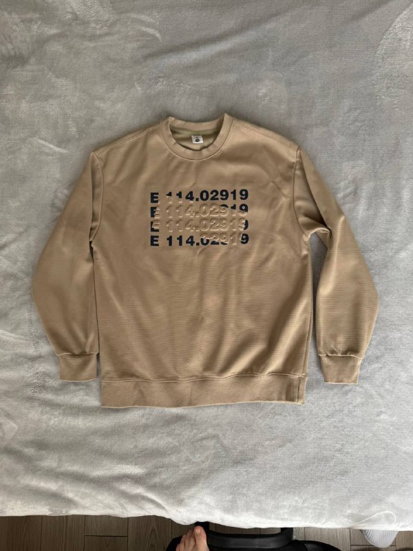 Свитшот, серые джинсы, розовые шорты, спортивные шорты Adidas