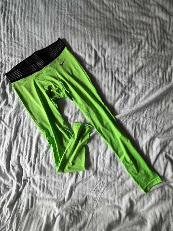 Тайтсы Nike, свитер Napapijri, кардиган Zara, свитер Arket, рубашки Ralph Lauren, свитер Zara, футболка Adidas, брюки H&M, пуховик Ellesse, майки HUGO 4