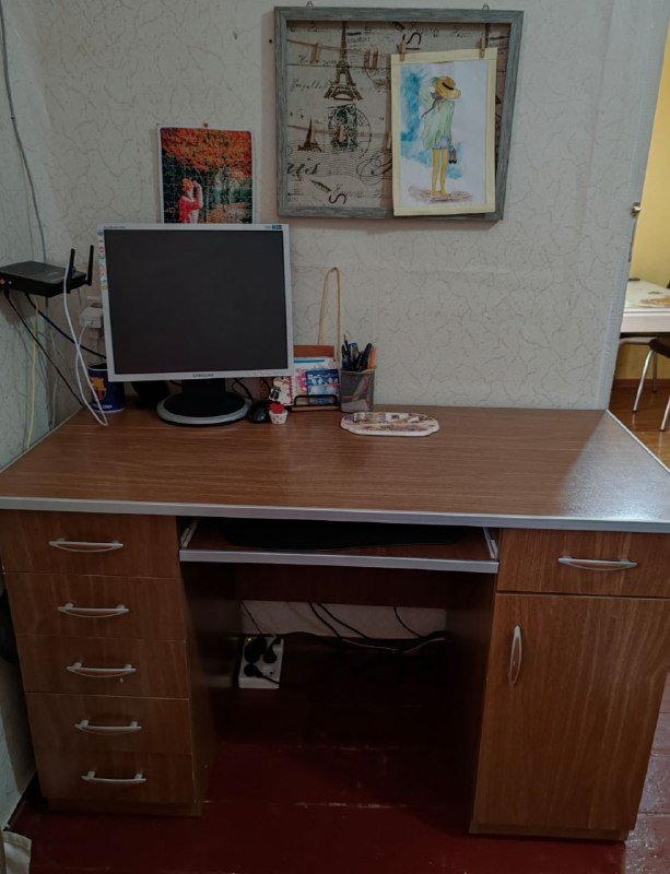 Диван с креслами, компьютерный стол, ковровое покрытие 3