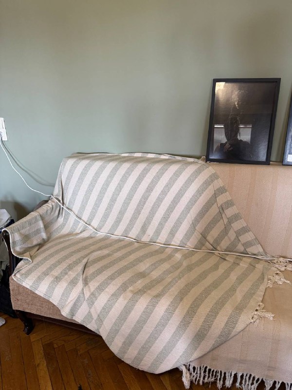 Покрывало JYSK темно-синего цвета, Плед JYSK с зелеными полосками, Плед JYSK розовый 2