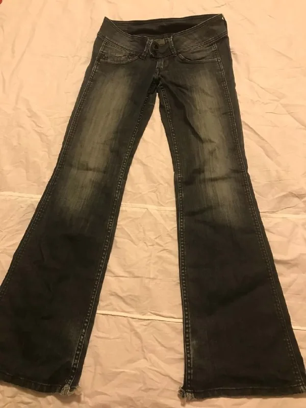 Jeans, top, long black skirt 1