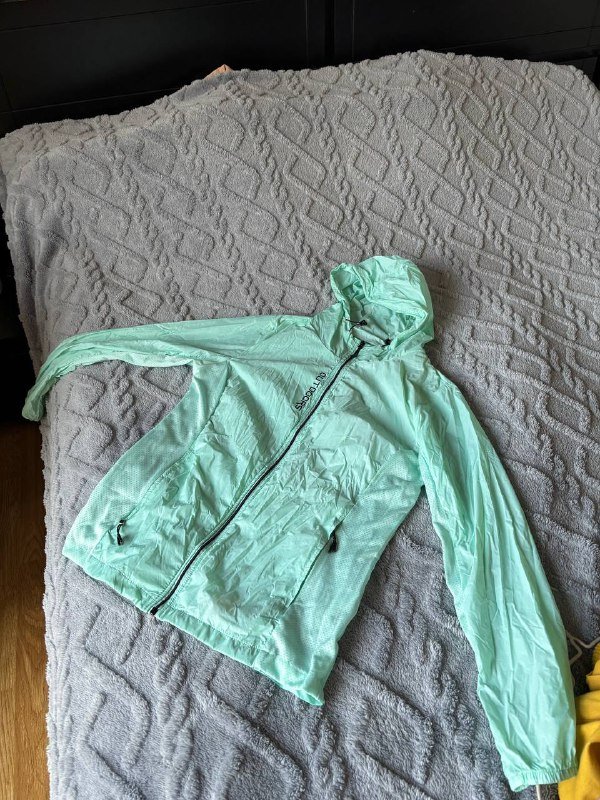 Тонкая ветровка