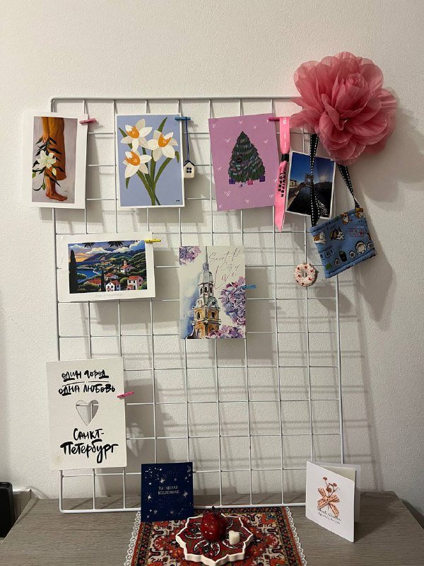 Металлическая сетка для открыток с прищепками