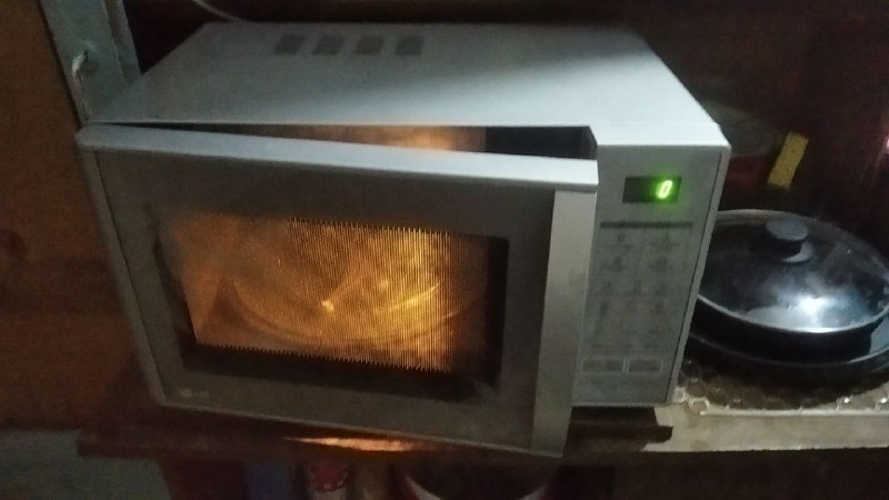 Микроволновка LG с тарелкой