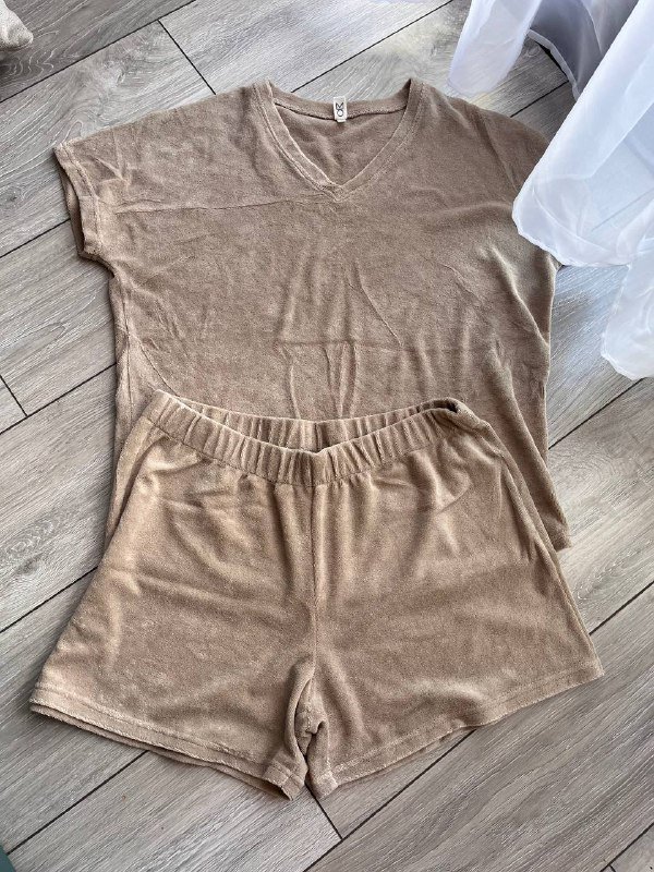 Женский комплект из футболки и шорт 2