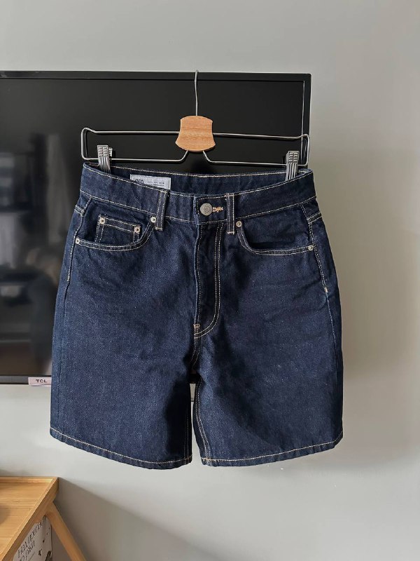 шорты-бермуды ZARA, очки LeSpecs, босоножки Mango 2