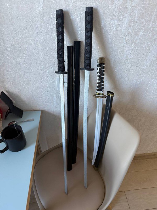 3 декоративных меча деревянных и пластиковый