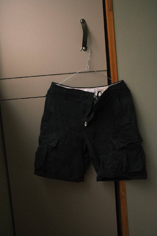 Футболка Bershka, платье H&M, джинсы Bershka, джинсовая куртка Levi’s, свитшот TRXLHXD, шорты Nike, очки Befree 6