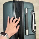 Чемодан среднего размера на 4 колёсах 2