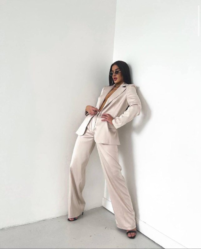 Брючный костюм, розовое платье, бежевое платье, конусная плойка, леггинсы, зеленая юбка, коралки, лаки для ногтей