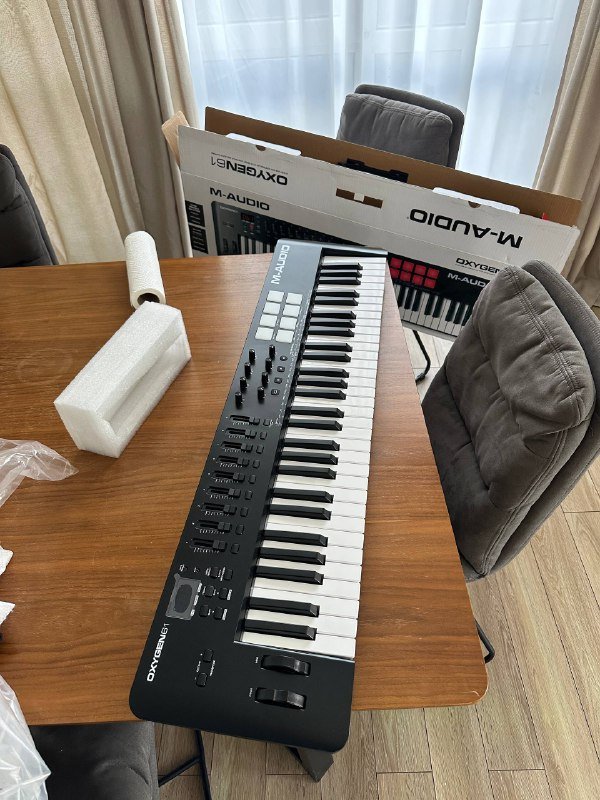 M-Audio OXYGEN61MK5 midi keyboard