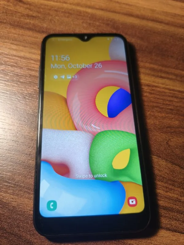 Samsung Galaxy A01 და Galaxy S10e 1