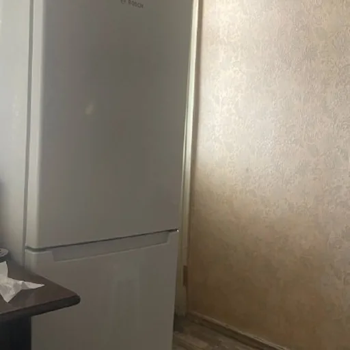 Стиралка Hotpoint Ariston, холодильник Bosch, двери