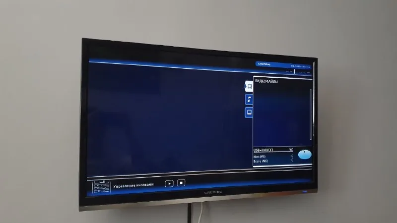 Grundig телевизор 32" с кронштейном 1