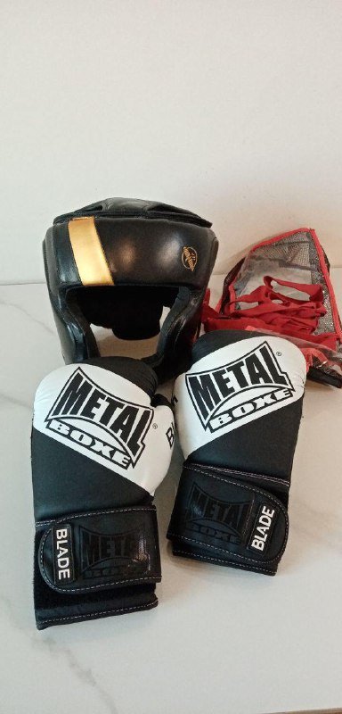 Перчатки боксерские 14 унций и шлем хаябуса 3