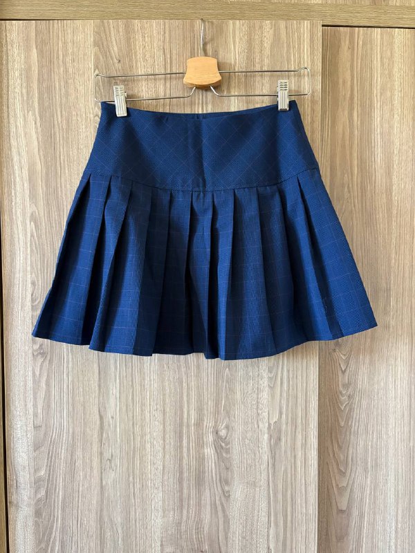 Топ with Jean xs, Платье s, Юбка белая s, Юбка синяя s, Леггинсы, Джинсы levis 27, Nb, Nike 4