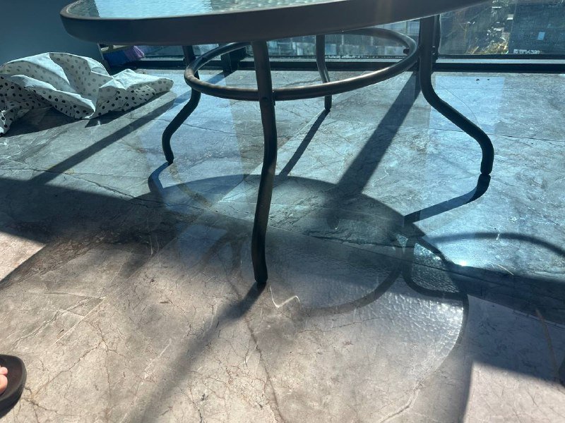 Стеклянный стол с металлическими ножками 2