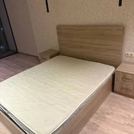 Кровать с тумбами, стол со стульями, зеркало